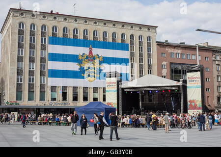 Tallinn, Estland, Main Platz in der Altstadt mit estnischen Flagge, Tallinn, Estland, EU, Europa, Ostsee Stockfoto