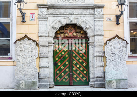 Tallinn, Estland, Haustür (verzierte Holztür) in der Altstadt, Tallinn, Estland, EU, Europa, Ostsee Stockfoto