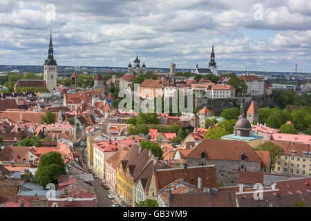 Tallinn, Estland, Dächer, Kirchen und Alexander Nevski Cathedral in der Altstadt, Tallinn, Estland, EU, Europa, Ostsee Stockfoto