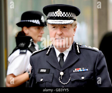 Der Metropolitan Police Commissioner Sir Ian Blair spricht vor den Medien vor Scotland Yard, London. Er bestritt heute, dass er von seinem Job verdrängt wurde und sagte: "Der Bericht über meinen Tod ist eine Übertreibung." Stockfoto