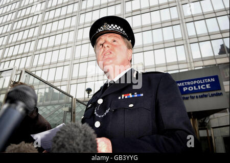 Der Metropolitan Police Commissioner Sir Ian Blair spricht vor den Medien vor Scotland Yard, London. Er bestritt heute, dass er von seinem Job verdrängt wurde und sagte: "Der Bericht über meinen Tod ist eine Übertreibung." Stockfoto