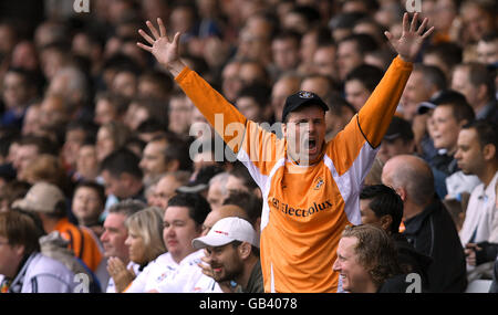 Fußball - Coca-Cola Football League Two - Luton Town / Port Vale - Kenilworth Road. Ein Fan von Luton Town reagiert auf eine Entscheidung auf der Tribüne Stockfoto