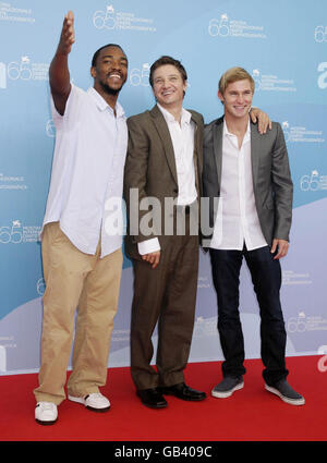 AP-AUSGANG. Von rechts nach links: Antony Mackie, Jeremy Renner und Brian Geraghty nehmen an der Pressekonferenz und der Fotoaufnahme von "The Hurt locker" im Casino di Venezia Teil, während des 65. Filmfestivals in Venedig, Italien. Stockfoto