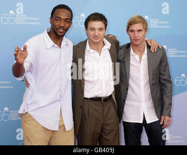 AP-AUSGANG. Von links nach rechts: Anthony Mackie, Jeremy Renner und Brian Geraghty nehmen an der Pressekonferenz und der Fotoaufnahme von „The Hurt locker“ im Casino di Venezia während des 65. Filmfestivals in Venedig, Italien, Teil. Stockfoto