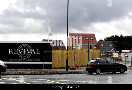 Eine neue Wohnsiedlung in York, mit dem optimistischen Namen Revival, wird an dem Tag dargestellt, an dem die Halifax Bank den schnellsten Rückgang der Wohnimmobilienpreise seit den 1980er Jahren bekannt gab. Stockfoto