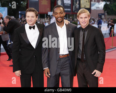 AP-AUSGANG. (Von links nach rechts) die Schauspieler Jeremy Renner, Anthony Mackie und Brian Geraghty während der Vorführung von "The Hurt locker" im Palazzo del Cinema am Lido von Venedig, Italien. Stockfoto