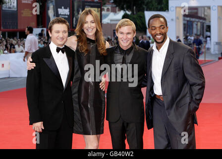 AP-AUSGANG. (Von links nach rechts) Jeremy Renner, Regisseurin Kathryn Bigelow, Brian Geraghty und Anthony Mackie während der Vorführung von 'The Hurt locker' im Palazzo del Cinema am Lido von Venedig, Italien. Stockfoto