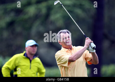 Bernard Gallacher nimmt heute am 4. Jährlichen Golftag von British Airways und am Gala Ball auf dem Golfplatz Wentworth Teil. Der Golftag ist eine Hilfe, um Tausende von Pfund zu sammeln, für die DePaul Trust Wohltätigkeitsorganisation. Das DePaul-Vertrauen bietet Obdachlosen und benachteiligten Menschen die Möglichkeit, ihr Potenzial zu entfalten und sich in eine unabhängige und positive Zukunft zu bewegen. Stockfoto