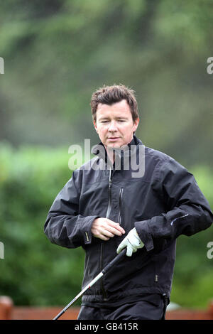 Sänger Rick Astley nimmt heute am 4. Jährlichen British Airways Golf Day und am Gala Ball auf dem Wentworth Golf Course Teil. Der Golftag dient der Spendenaktion von DePaul Trust, um Tausende von Pfund zu sammeln. Das DePaul-Vertrauen bietet obdachlosen und benachteiligten Menschen die Möglichkeit, ihr Potenzial zu entfalten und sich in eine unabhängige und positive Zukunft zu bewegen. Stockfoto