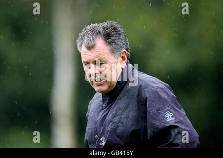 Bernard Gallacher nimmt heute am 4. Jährlichen Golftag von British Airways und am Gala Ball auf dem Golfplatz Wentworth Teil. Der Golftag ist eine Hilfe, um Tausende von Pfund zu sammeln, für die DePaul Trust Wohltätigkeitsorganisation. Das DePaul-Vertrauen bietet Obdachlosen und benachteiligten Menschen die Möglichkeit, ihr Potenzial zu entfalten und sich in eine unabhängige und positive Zukunft zu bewegen. Stockfoto