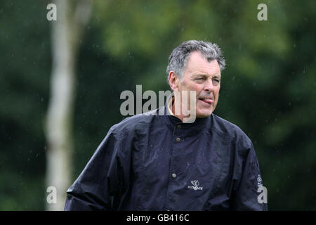 Bernard Gallacher nimmt heute am 4. Jährlichen Golftag von British Airways und am Gala Ball auf dem Golfplatz Wentworth Teil. Der Golftag ist eine Hilfe, um Tausende von Pfund zu sammeln, für die DePaul Trust Wohltätigkeitsorganisation. Das DePaul-Vertrauen bietet Obdachlosen und benachteiligten Menschen die Möglichkeit, ihr Potenzial zu entfalten und sich in eine unabhängige und positive Zukunft zu bewegen. Stockfoto