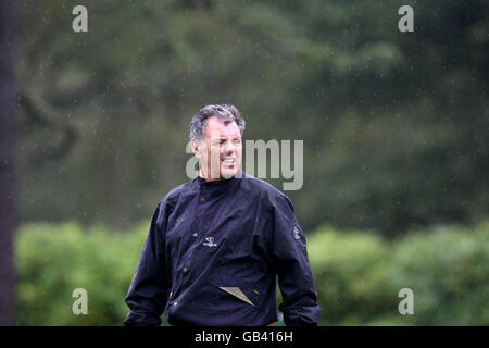 Bernard Gallacher nimmt heute am 4. Jährlichen Golftag von British Airways und am Gala Ball auf dem Golfplatz Wentworth Teil. Der Golftag ist eine Hilfe, um Tausende von Pfund zu sammeln, für die DePaul Trust Wohltätigkeitsorganisation. Das DePaul-Vertrauen bietet Obdachlosen und benachteiligten Menschen die Möglichkeit, ihr Potenzial zu entfalten und sich in eine unabhängige und positive Zukunft zu bewegen. Stockfoto