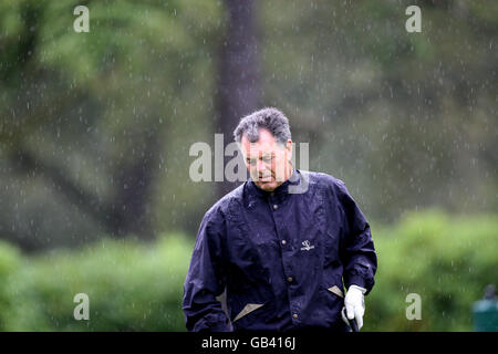 Bernard Gallacher nimmt heute am 4. Jährlichen Golftag von British Airways und am Gala Ball auf dem Golfplatz Wentworth Teil. Der Golftag ist eine Hilfe, um Tausende von Pfund zu sammeln, für die DePaul Trust Wohltätigkeitsorganisation. Das DePaul-Vertrauen bietet Obdachlosen und benachteiligten Menschen die Möglichkeit, ihr Potenzial zu entfalten und sich in eine unabhängige und positive Zukunft zu bewegen. Stockfoto