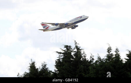 Stock - Flughafen Heathrow - London. Ein Flugzeug von British Airways hebt am internationalen Flughafen Heathrow in Middlesex ab. Stockfoto