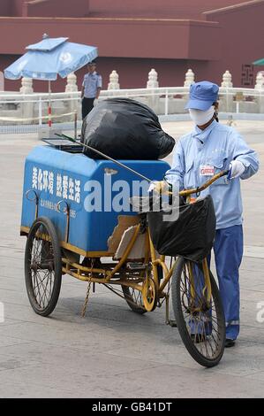 Olympische Spiele - Olympische Spiele In Peking 2008. Ein Arbeiter trägt eine Gesichtsmaske auf dem Platz des Himmlischen Friedens in Peking, China. Stockfoto