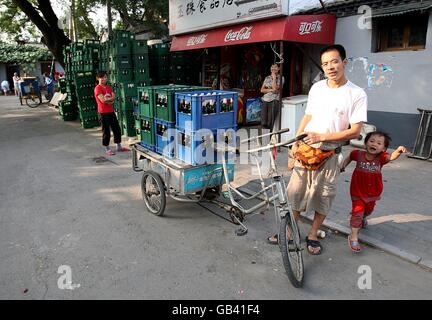 Olympische Spiele - Olympische Spiele In Peking 2008. Ein Mann, der Flaschen in Peking, China, ausliefert. Stockfoto