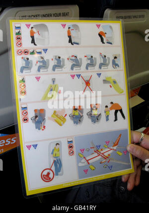 Generisches Bild eines Passagiers, der die Sicherheitsinformationen an Bord eines easyJet-Fluges liest. Stockfoto