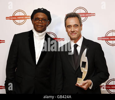 Samuel L Jackson mit dem Family Award-Gewinner Jim Morris bei den National Movie Awards 2008 in der Royal Festival Hall am South Bank im Zentrum von London. Stockfoto