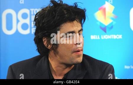 AP-AUSGANG. Benicio del Toro wird auf einer Pressekonferenz für Che im Sutton Hotel während des Toronto Film Festivals gesehen. Stockfoto