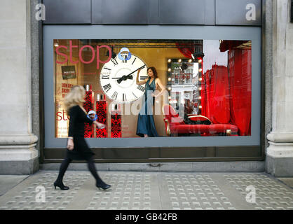 Marie Helvin posiert im Fenster von Selfridge's Kaufhaus in der Oxford Street, London, um das Hauterneuerungsgerät 'STOP' zu fördern. Stockfoto