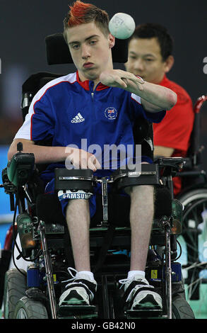 Der britische Boccia-Teamspieler David Smith tritt im Halbfinale in der Fechthalle des National Convention Center bei den Paralympischen Spielen 2008 in Peking, China, an. Stockfoto