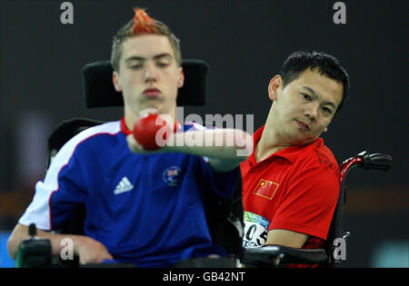 Der britische Boccia-Teamspieler David Smith und der chinesische Spieler Fei Cao (rechts) treten im Halbfinale in der Fechthalle des National Convention Center bei den Paralympischen Spielen 2008 in Peking, China, an. Stockfoto