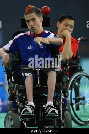 Der britische Boccia-Teamspieler David Smith tritt beim Halbfinale in der Fechthalle des National Convention Center bei den Paralympischen Spielen 2008 in Peking, China, an. Stockfoto