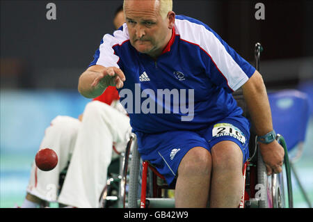 Der britische Boccia-Teamspieler Nigel Murray tritt im Halbfinale in der Fechthalle des National Convention Center bei den Paralympischen Spielen 2008 in Peking, China, an. Stockfoto