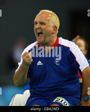 Der britische Boccia-Teamspieler Nigel Murray tritt während des Halbfinales in der Fechthalle des National Convention Center bei den Paralympischen Spielen 2008 in Peking, China, an. Stockfoto