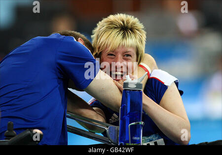 Der britische Boccia-Teamspieler Dan Bentley umarmt seinen Teamkollegen Zoe Robinson (rechts) während des Halbfinales in der Fechthalle des National Convention Center bei den Paralympischen Spielen 2008 in Peking, China. Stockfoto