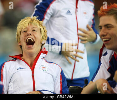 Die britischen Boccia-Team-Spieler Zoe Robinson und David Smith (rechts), nachdem sie China im Halbfinale in der Fechthalle des National Convention Center bei den Paralympischen Spielen 2008 in Peking besiegt hatten. Stockfoto