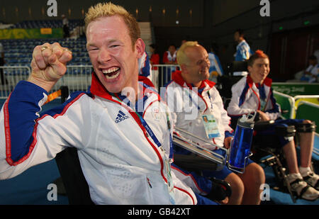 Der britische Boccia-Teamspieler Dan Bentley feiert, nachdem er China im Halbfinale der Pekinger Paralympischen Spiele 2008 in der Fechthalle des National Convention Center besiegt hat. Stockfoto