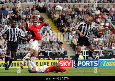 Fußball - FA Barclaycard Premiership - Newcastle United / Manchester United. Alan Shearer von Newcastle United hebt sich über Mikael Silvestre (am Boden) und John O'Shea von Manchester United, um ihr Eröffnungstreffer zu erzielen Stockfoto