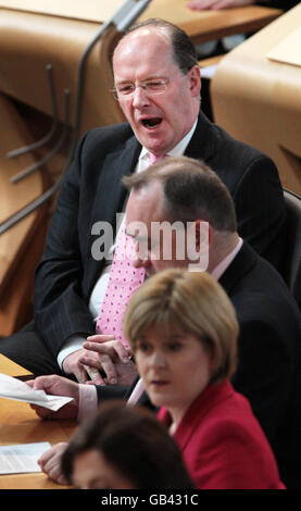 John Swinney MSP, Minister des schottischen Kabinetts für Finanzen und nachhaltiges Wachstum, bei der Fragestunde im schottischen Parlament in Edinburgh. Stockfoto