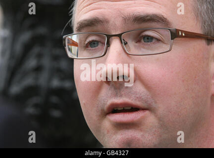 Der nordirische Versorgungsregulierer Iain Osborne sprach in Stormont, wo er massive Erhöhungen der Strom- und Gasrechnungen verteidigte, in denen er behauptete, dass sie die Verbraucher langfristig schützen würden. Stockfoto