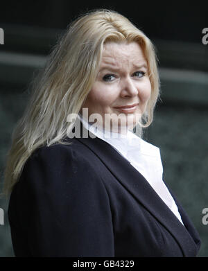 Die Fingerabdruck-Expertin Fiona McBride, die wegen des Shirley McKie-Skandals ihren Job verlor, kam in einem Rechtsverfahren zu ihrem Arbeitsgericht in Glasgow, um wieder eingesetzt zu werden. Stockfoto