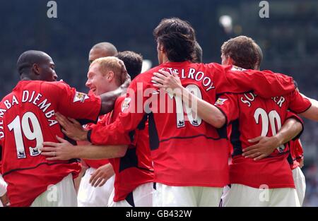 Fußball - FA Barclaycard Premiership - Newcastle United / Manchester United. Manchester United feiert Sieg (l-r Eric Djemba-Djemba, Paul Scholes, Ruud van Nistelrooy und Ole Gunnar Solskjaer) Stockfoto