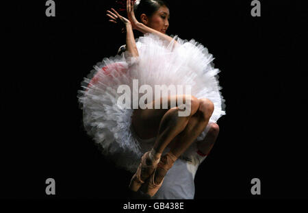 Eine Presseinformationsspiele des Beautiful Game - A Football Ballet, aufgeführt vom English National Ballet im Unicorn Theatre in London. Stockfoto