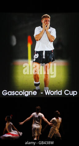 Eine Presseinformationsspiele des Beautiful Game - A Football Ballet, aufgeführt vom English National Ballet im Unicorn Theatre in London. Stockfoto