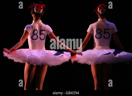 Eine Presseinformationsspiele des Beautiful Game - A Football Ballet, aufgeführt vom English National Ballet im Unicorn Theatre in London. Stockfoto