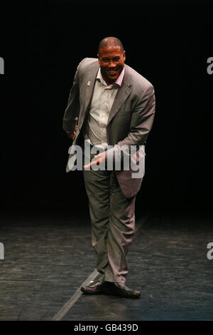 Der ehemalige England Footballer John Barnes spricht bei einer Preview-Performance von The Beautiful Game - A Football Ballet, die vom English National Ballet im Unicorn Theatre in London aufgeführt wird. Stockfoto