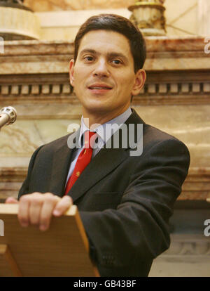 Der britische Außenminister David Miliband hält eine gemeinsame Pressekonferenz mit Außenminister Micheal Martin im Iveagh-Haus in Dublin ab. Stockfoto