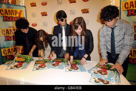 Kevin Jonas, Alyson Stoner, Joe Jonas, Demi Lovato und Nick Jonas besuchen Londons Flaggschiff-Disney-Store in der Oxford Street im Zentrum von London, um die Premiere von Camp Rock zu promoten, die am Freitag, dem 19. September, auf dem Disney Channel übertragen wird. Stockfoto