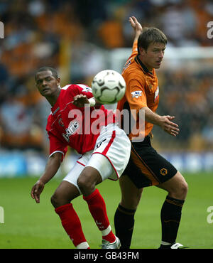 Paul Butler von Wolverhampton Wanderers und Shaun Bartlett von Charlton Athletic Für den Ball Stockfoto