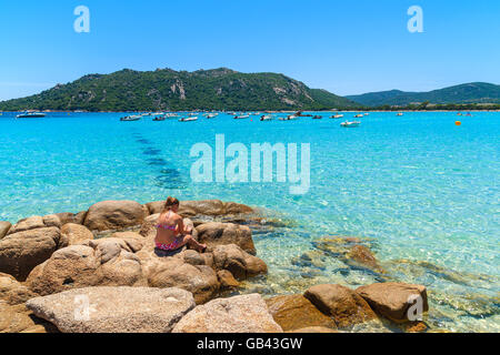 Unbekannte junge Frau Entspannung am Strand von Santa Giulia, Korsika, Frankreich Stockfoto