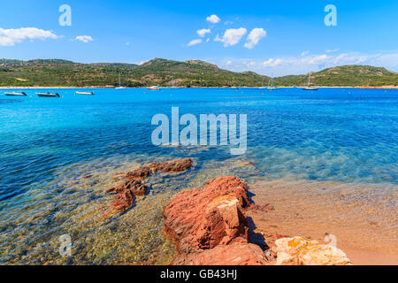 Roten Felsen am Strand von Santa Giulia, Korsika, Frankreich Stockfoto