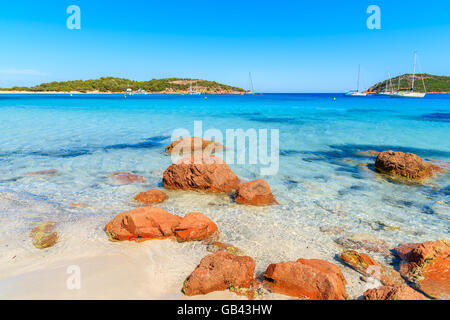 Rote Felsen am idyllischen Strand Santa Giulia, Korsika, Frankreich Stockfoto