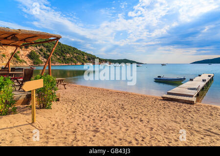 Bar und Steg am Strand von Santa Manza Sandstrand im frühen Morgenlicht, Korsika, Frankreich Stockfoto