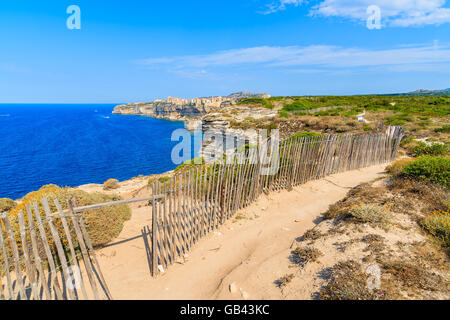 Küstenweg in Bonifacio Altstadt gebaut auf hohen Felsen über dem Meer, Korsika, Frankreich Stockfoto