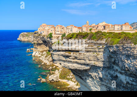 Blick auf Bonifacio Altstadt gebaut auf Klippe Felsen, Korsika, Frankreich Stockfoto